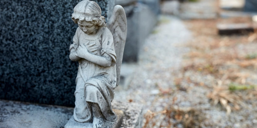 Le guide des symboles funéraires : comprendre, choisir et respecter